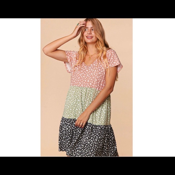 One Left!  ⭐️Host Pick⭐️ Blush and Sage Ditsy Floral V-Neck Swing Dress - Picture 3 of 4